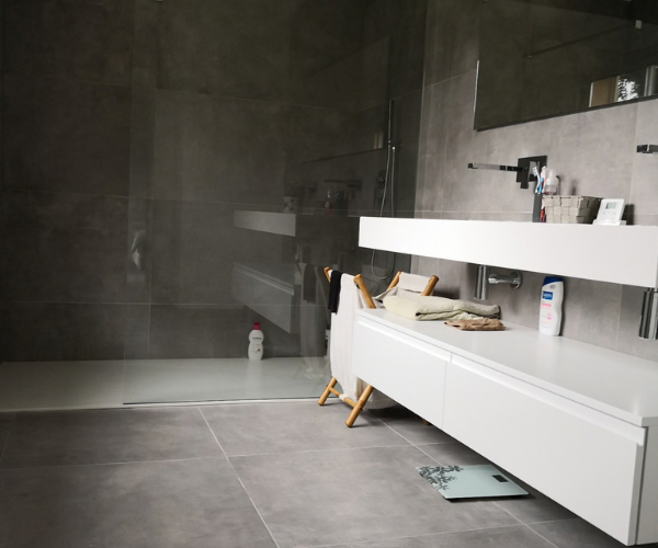 Une salle de bains entièrement réinventée